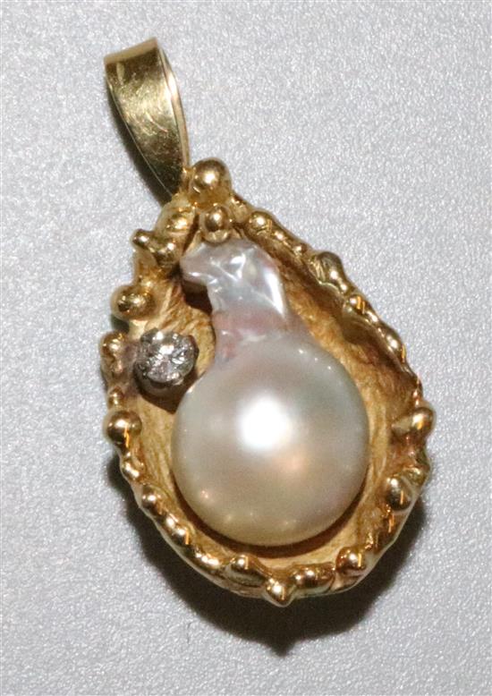 Gold & pearl diamond pendant